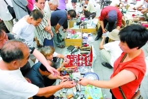 跳蚤市场开张首日盛况空前 六万市民蜂拥而至“淘宝”